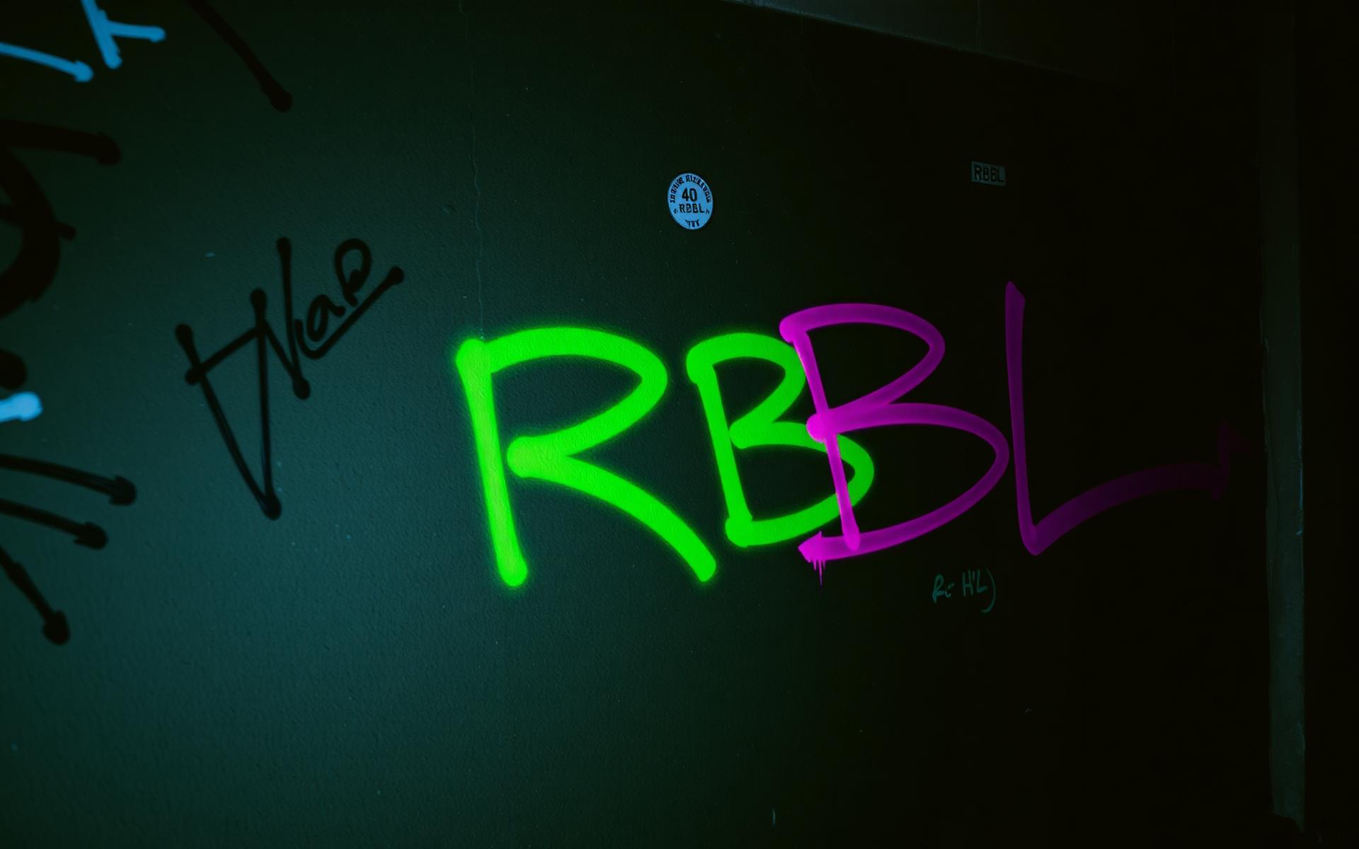 Muro de graffiti con tag RBL